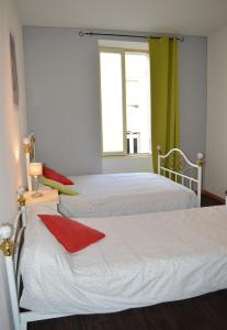 מיטה או מיטות בחדר ב-Résidence du Rhône et des Thermes