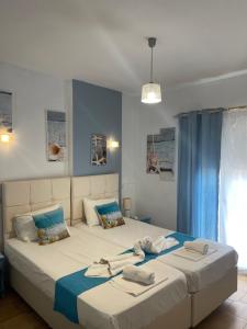 1 dormitorio con 2 camas y toallas. en Pansion Katerina, en Skala Eresou