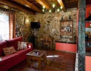 - un salon avec un canapé et une table dans l'établissement El Apartamento, à Robledo de la Guzpeña