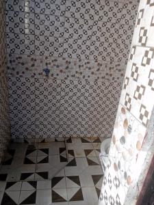 uma casa de banho com uma cortina de chuveiro e um WC em Casa Linda em Maputo