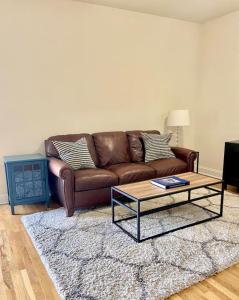 Sala de estar con sofá marrón y mesa de centro en 0122 Private and Spacious Apt in Hoboken, en Hoboken
