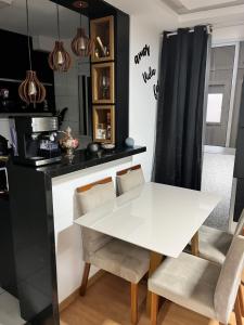 Kuchyň nebo kuchyňský kout v ubytování Quarto vip apto compartilhado