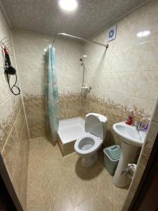 Kylpyhuone majoituspaikassa Khan hotel