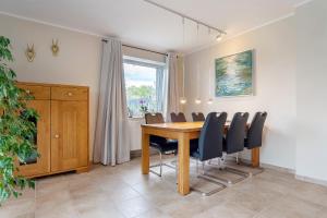 a conference room with a wooden table and chairs at Ferienwohnung in Spelle in Spelle