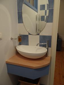 Guest House Dasos Kynthos في بروكسل: حمام مع حوض ومرآة عليه