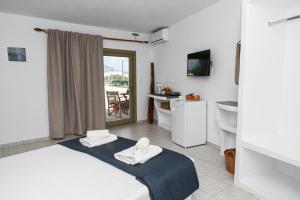 una camera con letto e un bagno con finestra di Navis studio a Zefiría