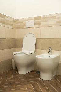 łazienka z toaletą i umywalką w obiekcie ABeB w mieście Colleferro