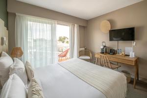 une chambre d'hôtel avec un lit et une fenêtre dans l'établissement Hôtel BO & MIA, à La Baule