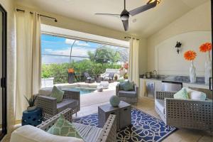 sala de estar con vistas a la piscina en 4BR Ritzy Marco Home l Lush Pool, en Marco Island
