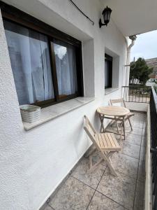 a patio with two chairs and a table on a balcony at Apartamento La Ermita in Chulilla