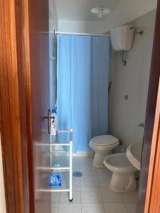 un piccolo bagno con doccia e servizi igienici di Cala Azzurra a Cittadella del Capo