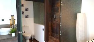 A bathroom at Apartamentos con jacuzzi ALQUILER TEMPORAL Még 18 kép