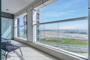 Apartament z balkonem z widokiem na autostradę w obiekcie Your Story of Luxury Begins Here w Dubaju
