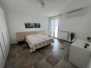 苏尔博B&B DA SAMUELE E ANDREA的白色房间里有一张床的卧室