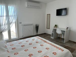 苏尔博B&B DA SAMUELE E ANDREA的带床、书桌和窗户的卧室
