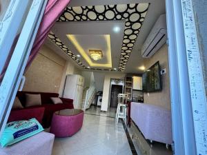 - un salon avec un canapé et une table dans l'établissement شاليهات مارينا دلتا ولاجونز, à Al Ḩammād