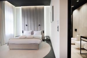 1 Schlafzimmer mit einem großen Bett und einem Badezimmer in der Unterkunft Hotel Park 17 in Częstochowa