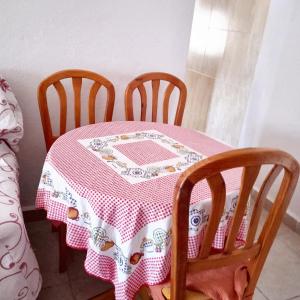 einen Tisch mit einem rosa und weißen Tischtuch darauf in der Unterkunft 2 bedrooms house at Ciudad Real in Ciudad Real