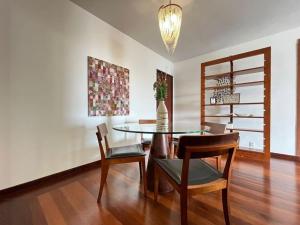 Фотография из галереи MS145. Excelente apartamento em andar alto no Arpoador! в Рио-де-Жанейро