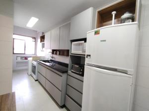 Кухня или мини-кухня в MS145. Excelente apartamento em andar alto no Arpoador!
