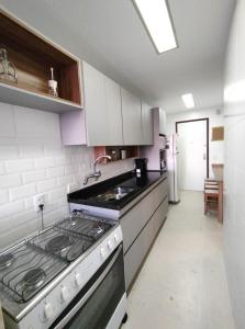 Кухня или мини-кухня в MS145. Excelente apartamento em andar alto no Arpoador!
