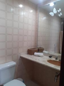 Ванная комната в MS145. Excelente apartamento em andar alto no Arpoador!