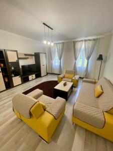 un salon avec deux lits et un canapé dans l'établissement Enjoy Apartments - Central Villa Retreat, à Cluj-Napoca
