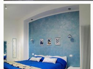 1 dormitorio con una pared azul y 1 cama en La Casa di Mà en Piancastagnaio