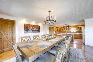 Kuchyň nebo kuchyňský kout v ubytování Panoramic Mtn Views Spacious Tennessee Home!