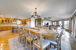 Kuchyň nebo kuchyňský kout v ubytování Panoramic Mtn Views Spacious Tennessee Home!