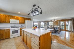 Kuchyň nebo kuchyňský kout v ubytování Panoramic Mtn Views Spacious Tennessee Home!