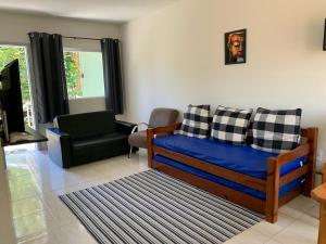 パラチにあるPorto Paraty Residencialのリビングルーム(ソファ、椅子付)