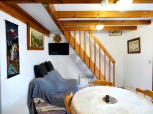 グリュイッサンにあるMaison de 2 chambres a Gruissan a 100 m de la plage avec terrasseのテーブルとベッドが備わる部屋、階段