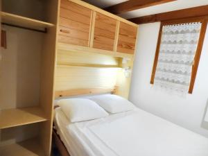 グリュイッサンにあるMaison de 2 chambres a Gruissan a 100 m de la plage avec terrasseの小さなベッドルーム(ベッド1台、窓付)
