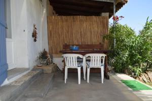 einen Tisch und zwei Stühle auf einer Terrasse in der Unterkunft Sa Domitta di Suiles in Olbia