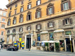 een groot bakstenen gebouw in een stadsstraat bij Hotel Domus Rome in Rome