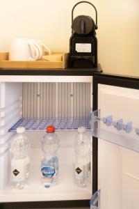 un frigorifero aperto con bottiglie d'acqua e una borsa di Hotel Domus Rome a Roma