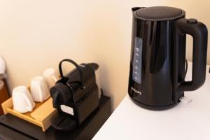 een zwart koffiezetapparaat op een aanrecht bij Hotel Domus Rome in Rome