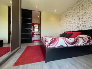 una camera con un grande letto e un tappeto rosso di Casa Bianca a Vigo