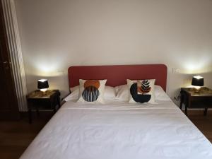 - une chambre avec un lit et 2 lampes sur 2 tables dans l'établissement Borgo dei vigneti, à Montecarlo