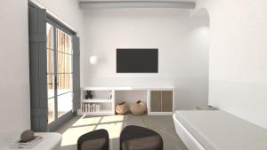biały pokój z 2 krzesłami i telewizorem w obiekcie Mr and Mrs White Paros w mieście Nausa