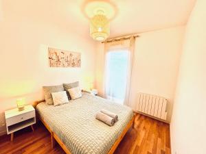 ein Schlafzimmer mit einem Bett und einem großen Fenster in der Unterkunft *Le Golden Tropic* Magnifique T4 Terrasse+Parking in Vaulx-en-Velin