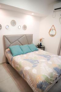 een bed in een witte kamer met een bed sidx sidx sidx bij Almog Suite in Eilat close to Red Sea - דירת נופש אלמוג מרחק נגיעה מהים in Eilat