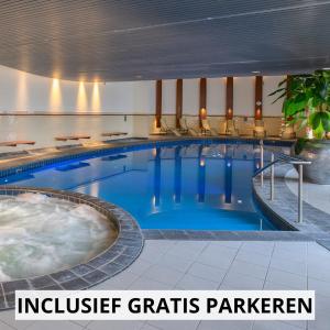 a hotel swimming pool with a hot tub at Parkhotel Valkenburg in Valkenburg