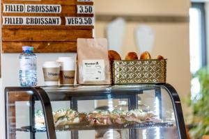 een toonbank met gebak en koffie erop bij Wombat's City Hostel Vienna Naschmarkt in Wenen