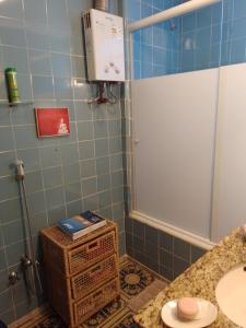 y baño con lavabo, aseo y ducha. en Apartamento Parque Jardim Europa en Río de Janeiro