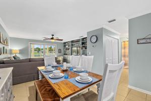 Un comedor y una sala de estar con mesa y sillas. en Island Oasis - 3br 2ba - steps to the ocean!, en St. Augustine
