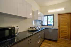 Eldhús eða eldhúskrókur á Lavish 2BHK Apartment with Swimming Pool in Candolim