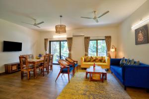 Sjónvarps- og/eða afþreyingartæki á Lavish 2BHK Apartment with Swimming Pool in Candolim