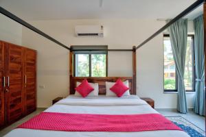 Rúm í herbergi á Lavish 2BHK Apartment with Swimming Pool in Candolim